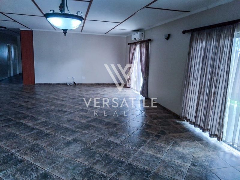 Exquisite Family Haven: Modern Comfort Meets Ultimate Convenience - Photo 8