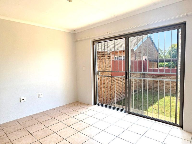 NEAT AS A PIN - WITH SPACE GALORE!! - Photo 7