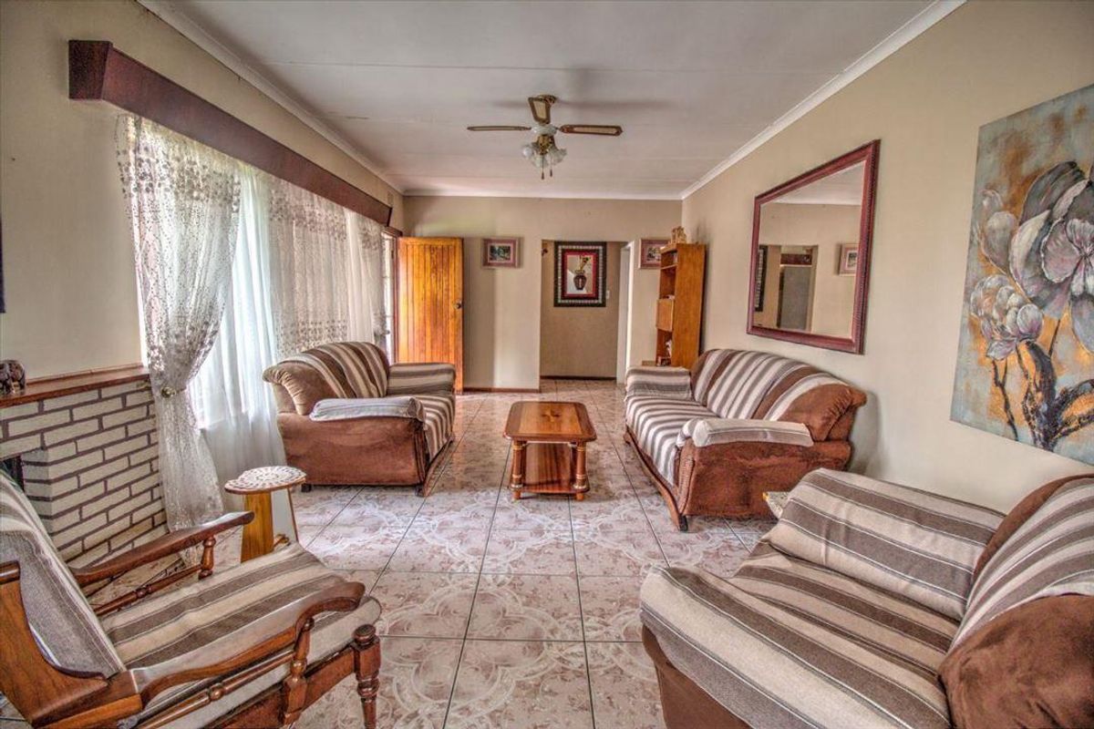 Large family home in an enclose area - Photo 5