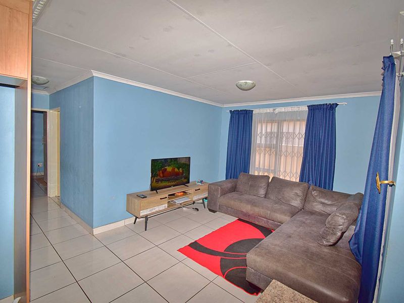 3 Bedroom, 2 Bathroom Home - Photo 6