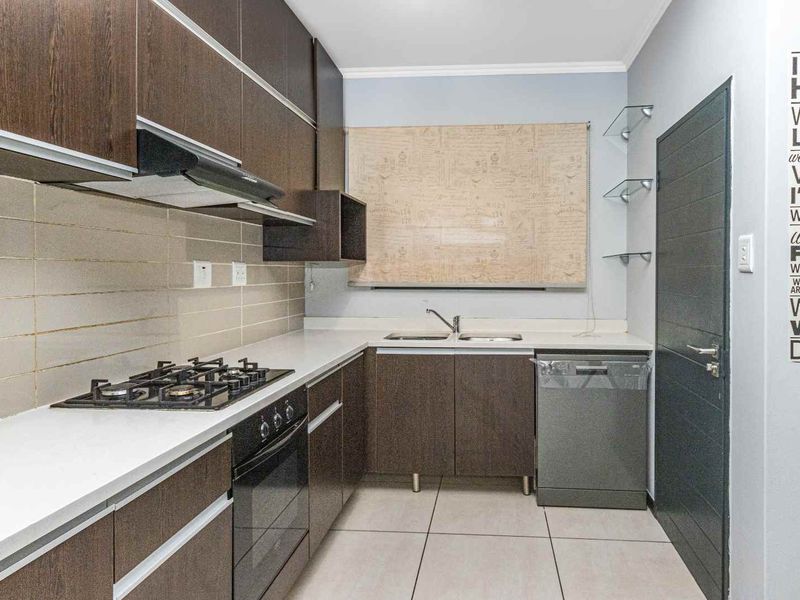 Modern 3 Bedroom Executive Garden Apartment - Photo 8