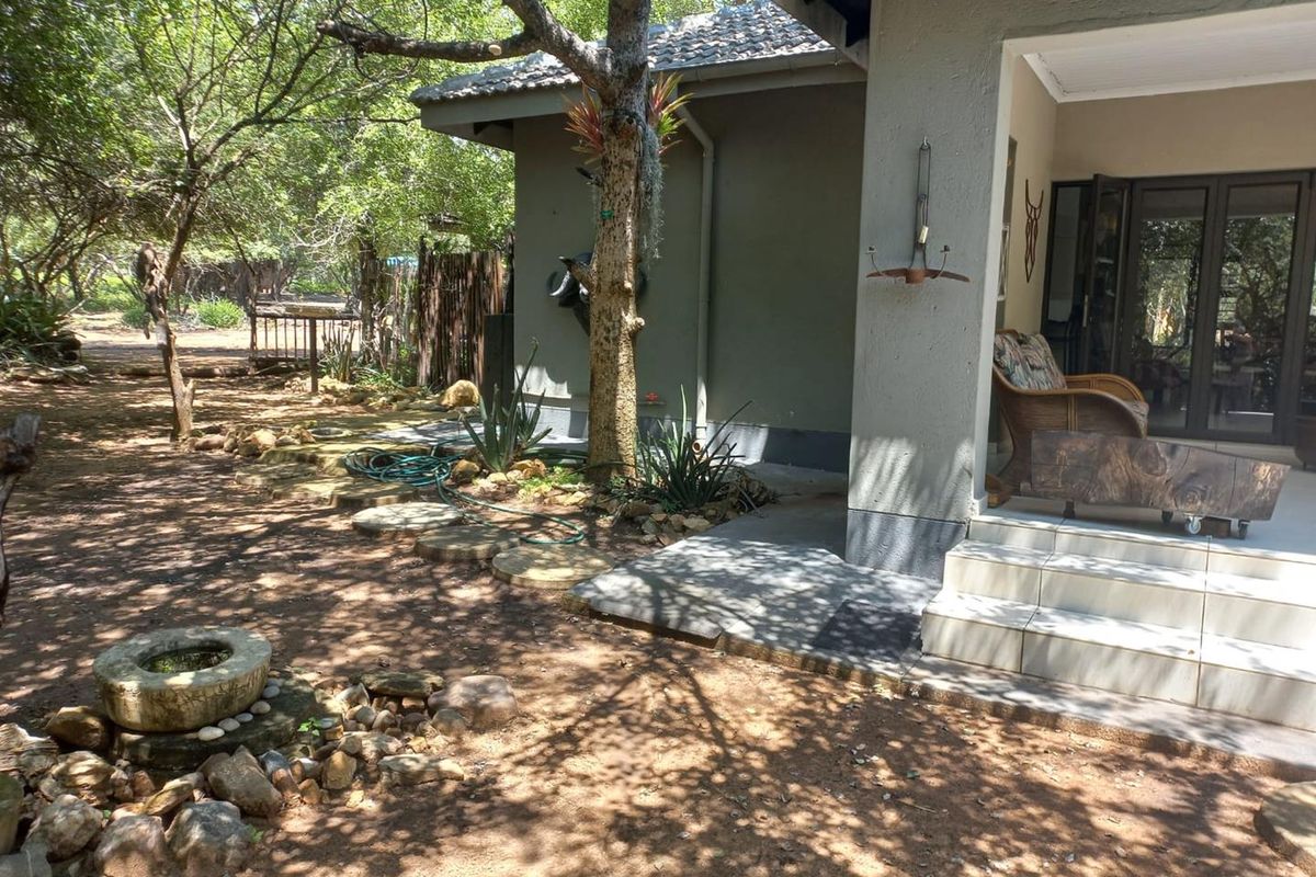 House walking distance from the river in Marloth park - Photo 4