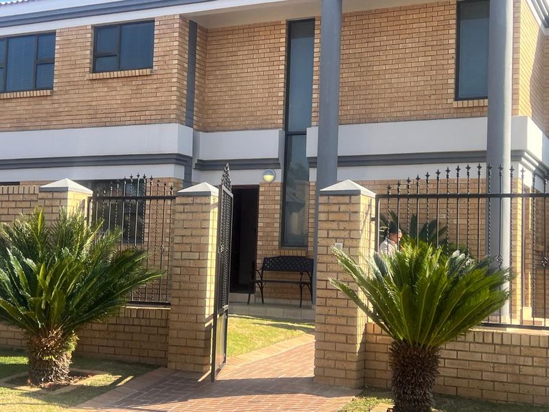 Loocation, 24 hour security Lovely double story facebrick home - Photo 3