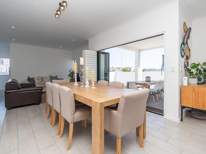 Easy living with seamless indoor-outdoor flow - Photo 6