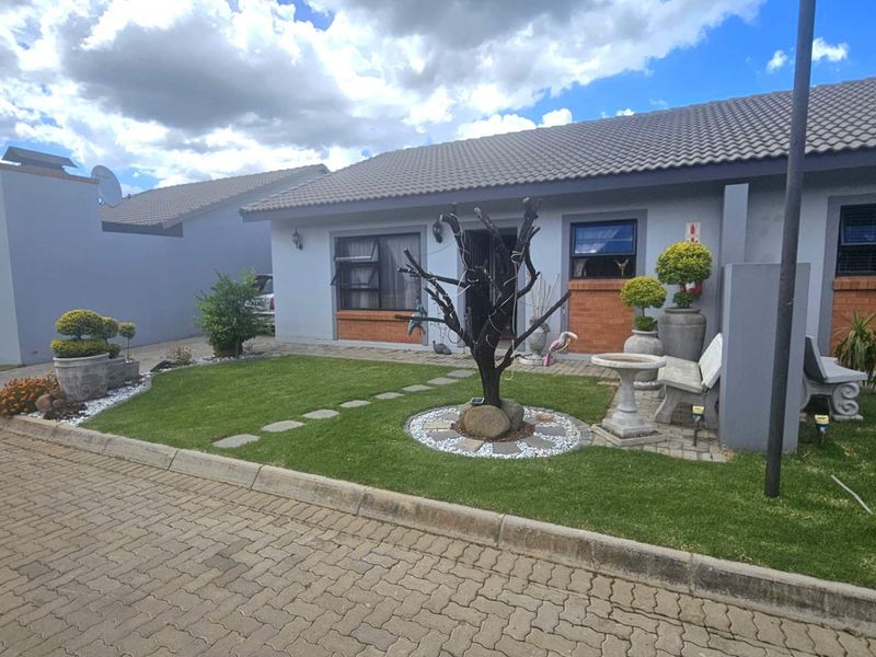 Elegant 2 Bedroom Retirement Home in Hartbeespoort - Photo 2