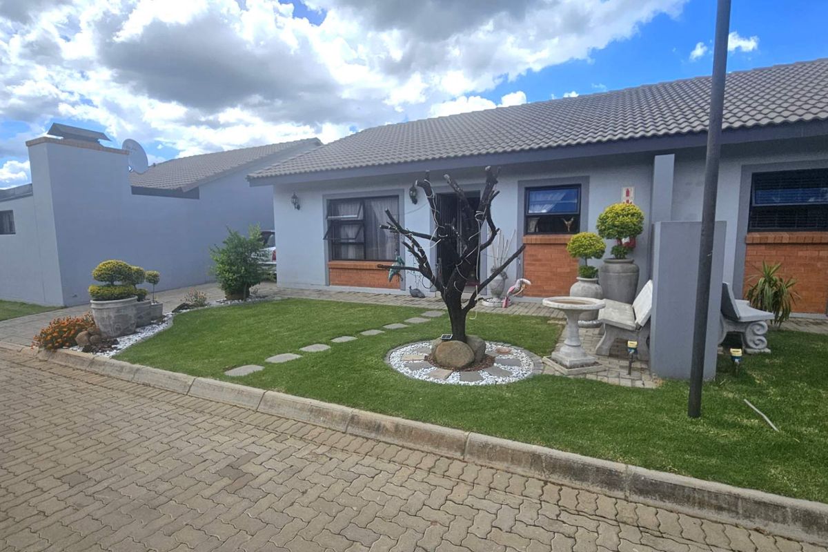Elegant 2 Bedroom Retirement Home in Hartbeespoort - Photo 2