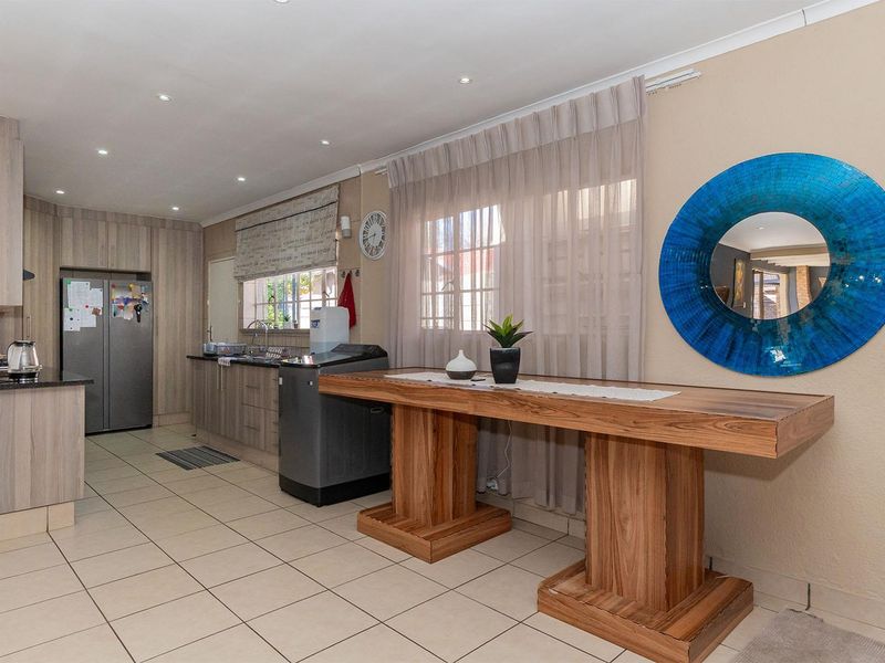 Stylish Family Living Meets Ultimate Entertainment – Modern 4-Bedroom Home in Glen Marais - Photo 10