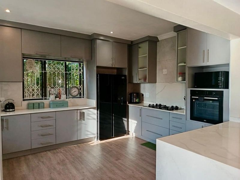 Modern Family Home with Flatlet, Granny Flat &amp; Stunning Views in Brighton Beach - Photo 8