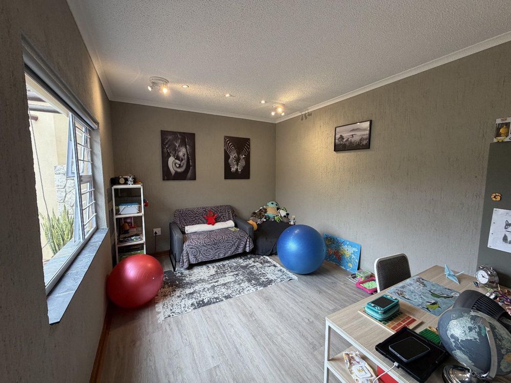 Extra living room, can be used as a work room or gym