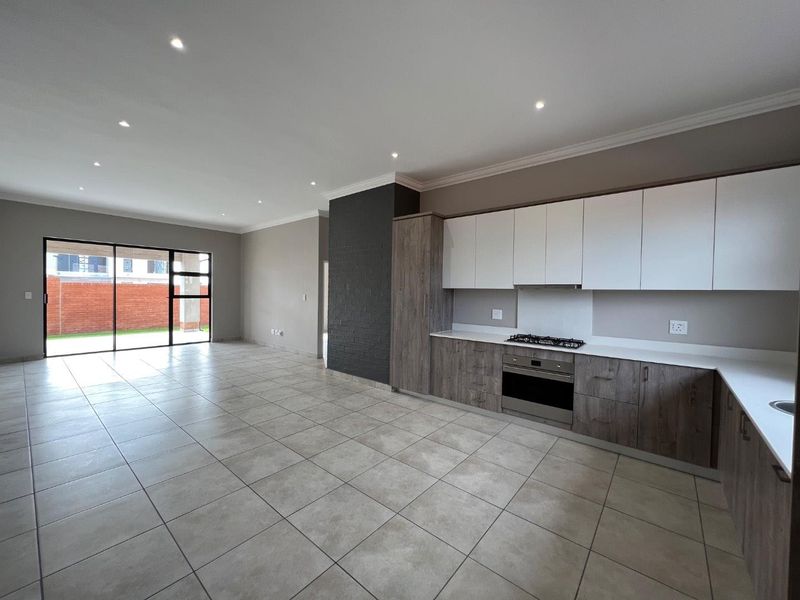 Exceptional Opportunity: Modern 3 Bedroom Simplex in Six Fountains Residential Estate - Photo 4