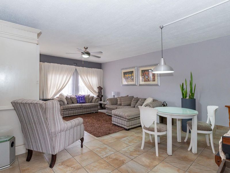 Perfect Lock-Up-and-Go 2-Bedroom Duplex in Norkem Park - Photo 2