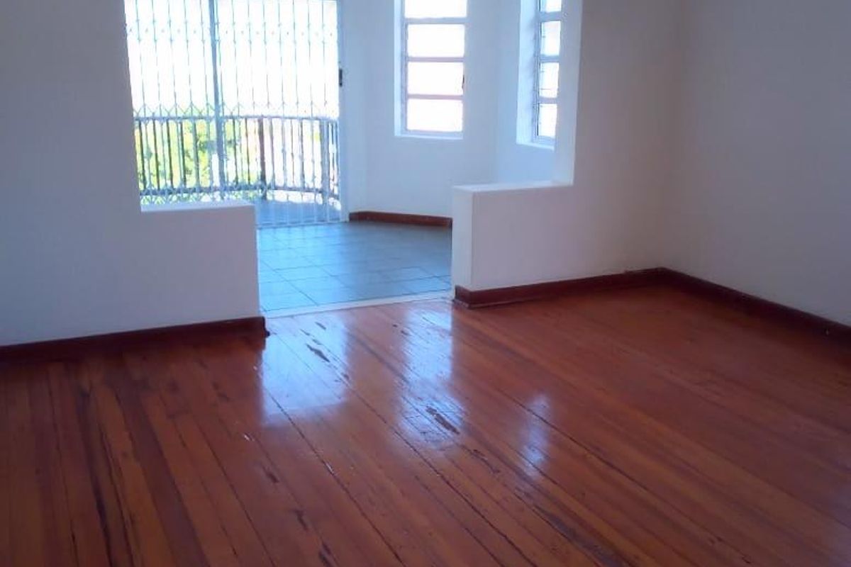 **Spacious Apartment with Stunning Views - R950,000** - Photo 5
