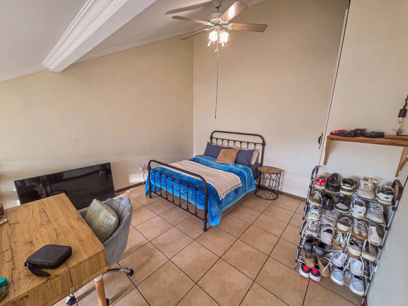 1 Bedroom Top-Floor Loft Available in Hillcrest - Photo 7