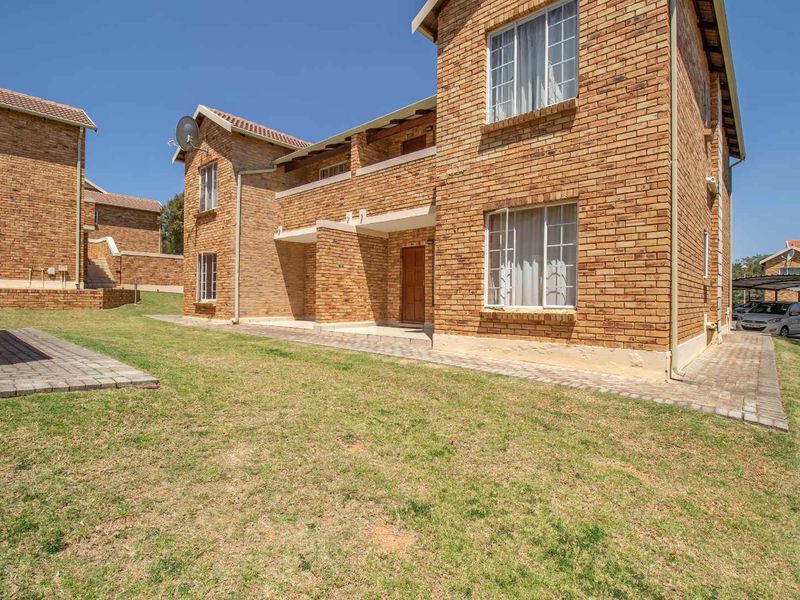 NEAT 2 BED 2 BATH APPARTMENT. SUITABLE FOR A SMALL FAMILY . - Photo 1