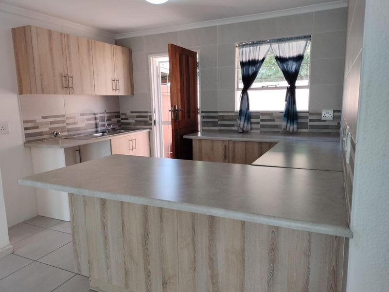 Discover Tranquil Living in Alan Manor's Renovated Gem!" - Photo 9