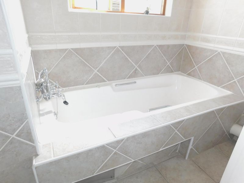 2 bedroom garden apartment for sale in Bryanston - Photo 10