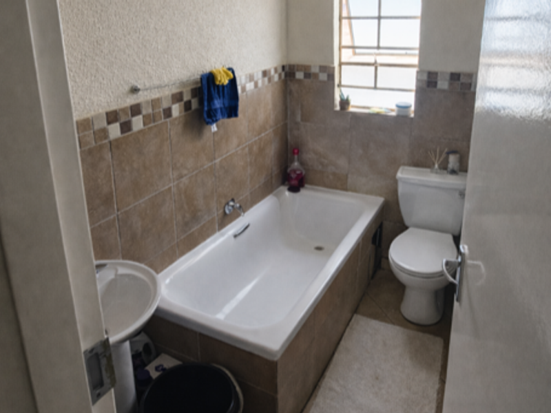 Discover your new home, modern and secure 3 bed in a secure estate - Photo 5