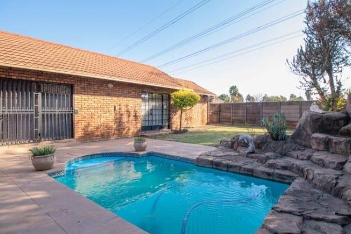 HAVE YOUR IN-LAWS IN THE SAME YARD, DIFFERENT WINGS - Photo 3