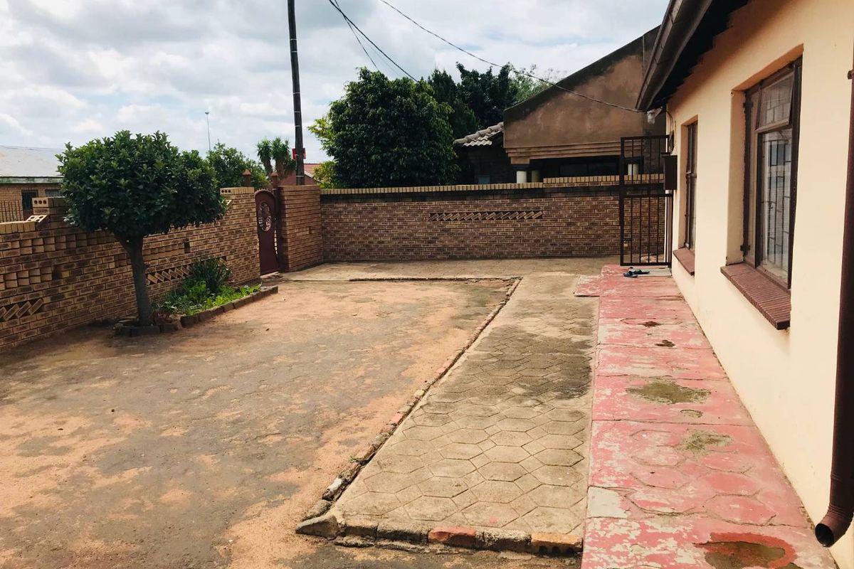 3 Bedroom House for sale - Photo 2