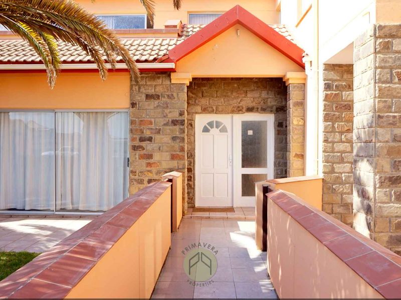 6 Bedroom Double-Storey House WITH TWO FLATS For Sale in Hage Heights, Swakopmund - Photo 7