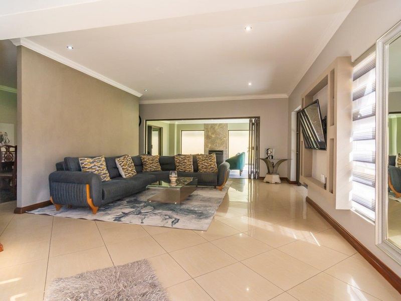 Family Home for Rent - Photo 6