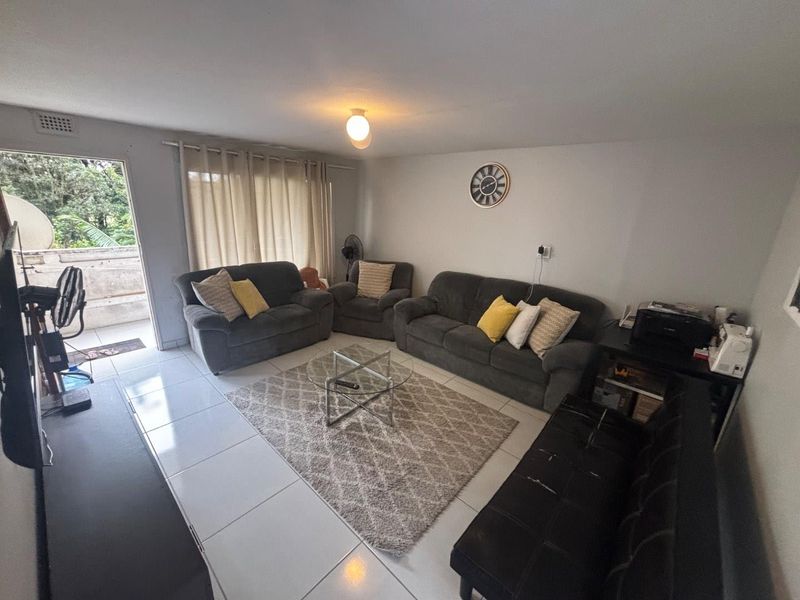 Spacious 2-Bedroom Apartment for Sale – Secure Complex with Pool & Balcony - Photo 5