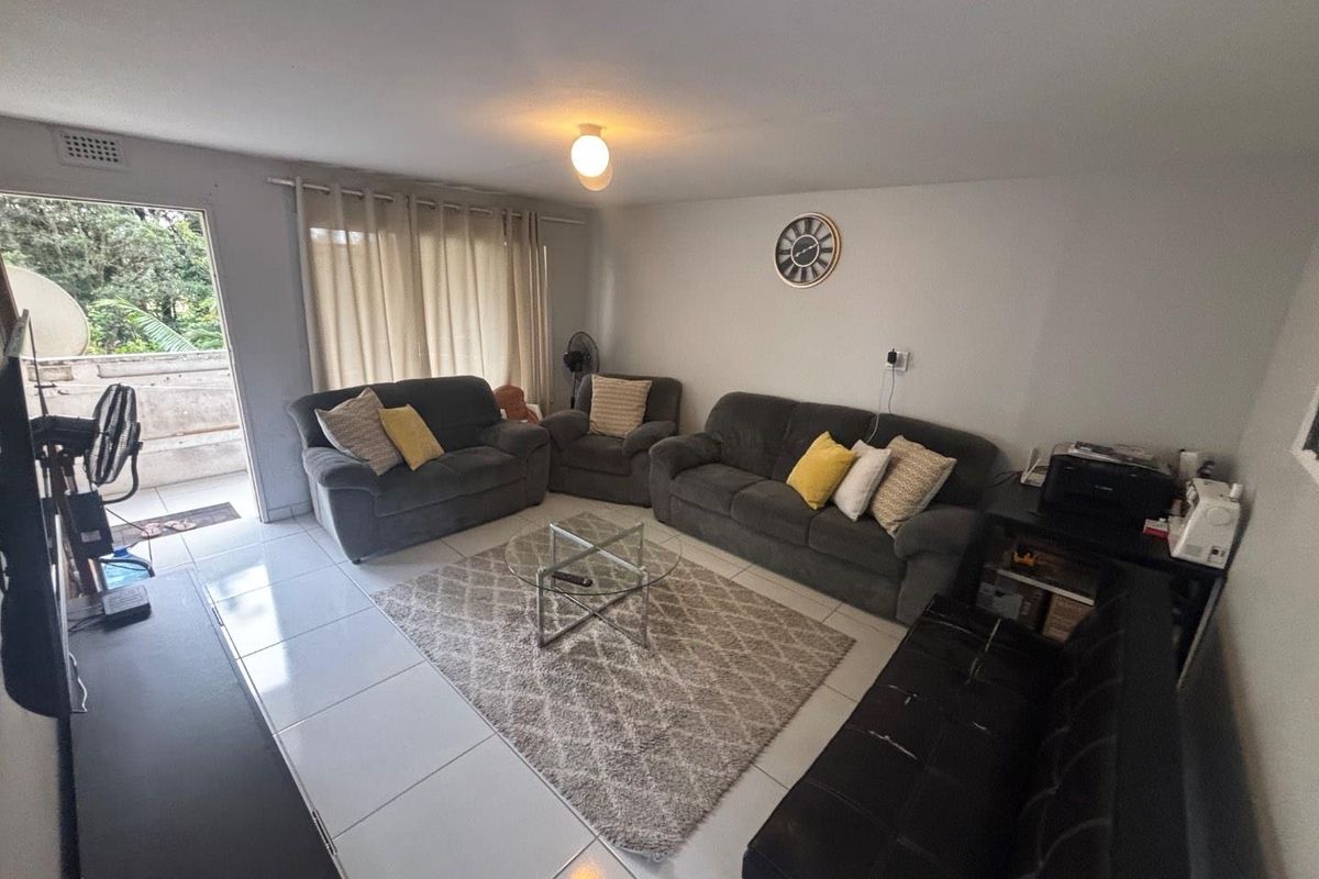 Spacious 2-Bedroom Apartment for Sale – Secure Complex with Pool & Balcony - Photo 5