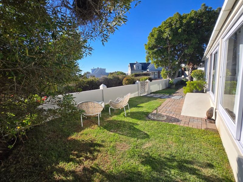 3-Bedroom Coastal Home – Beachside Living in a Secure Estate - Photo 3