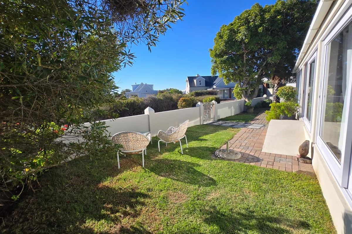 3-Bedroom Coastal Home – Beachside Living in a Secure Estate - Photo 3