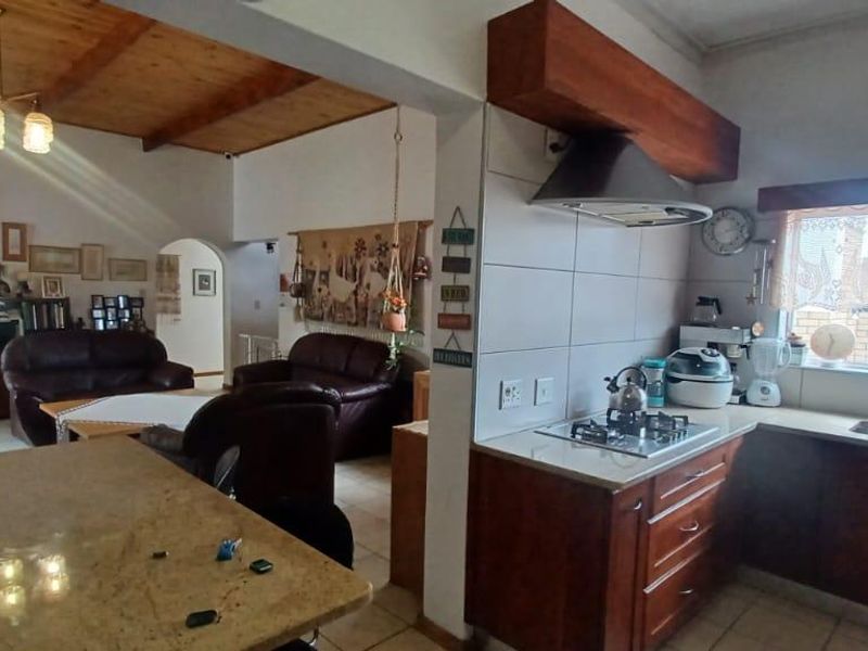 OLYMPIA - Versatile Family Home with Flat & Indoor Pool N$4 990 000 - Photo 8