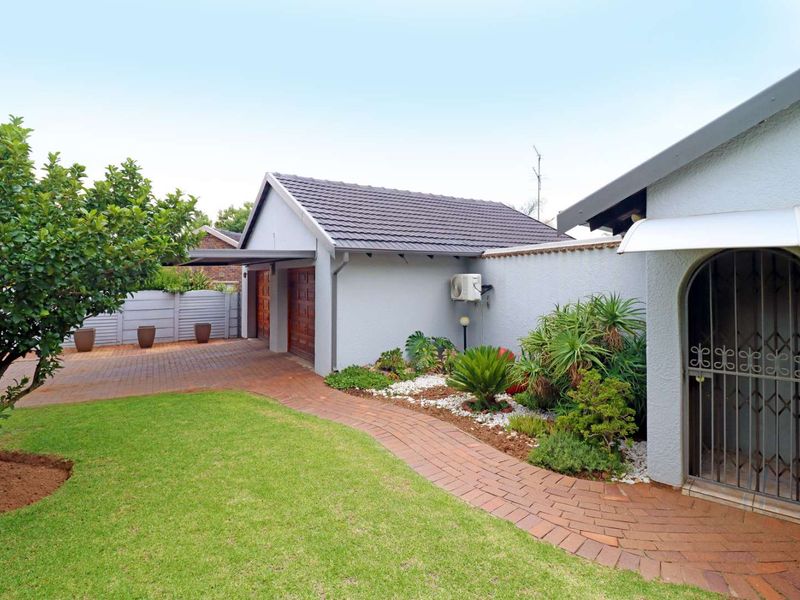 Large Family home for the Entertainer - Photo 2