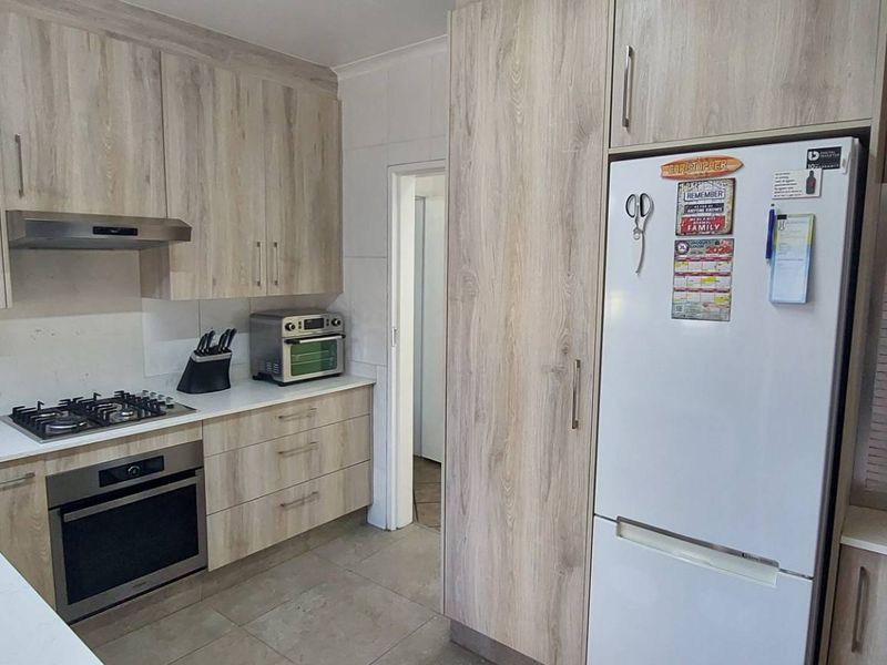 3 bedroom Entertainer with 2 bed Flat on Corner Stand - Photo 9
