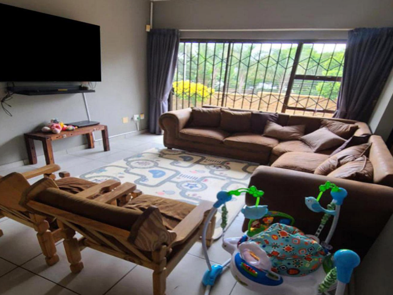 Spacious Sectional Title Home in Rotterdam Gardens - Photo 4
