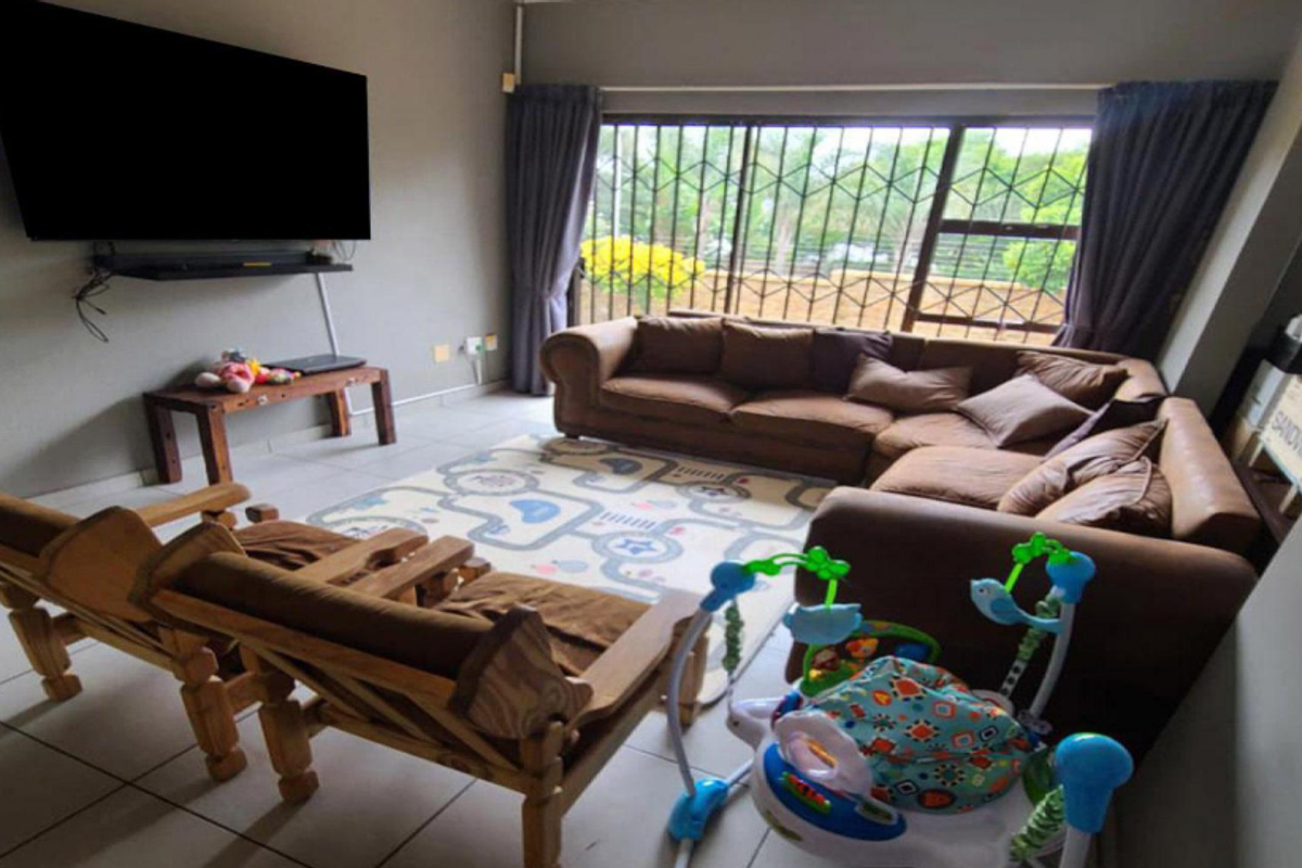 Spacious Sectional Title Home in Rotterdam Gardens - Photo 4