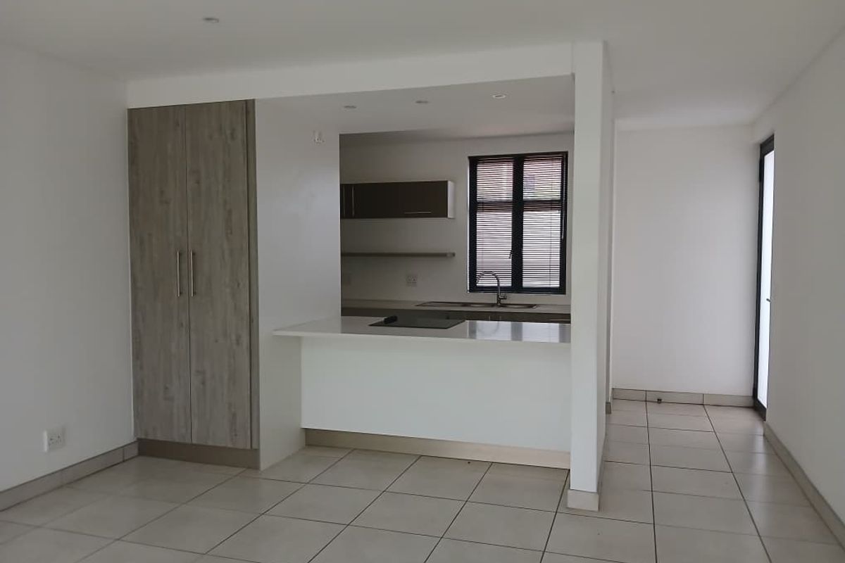 Stunning Lock-up-and-Go, perfect for starting couples or empty nesters. - Photo 3