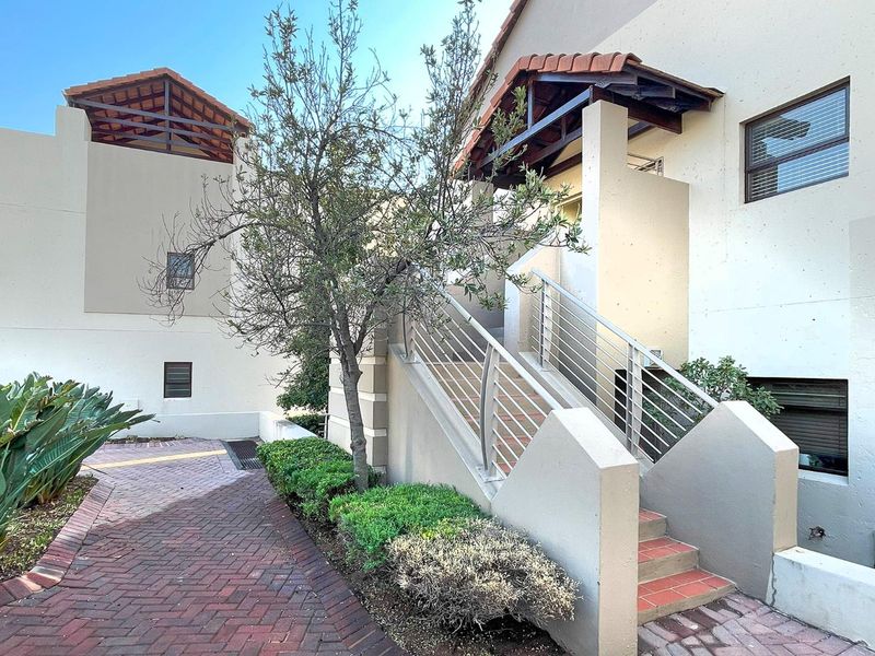Charming 2 Bedroom Loft Apartment in Secure Complex - Photo 4