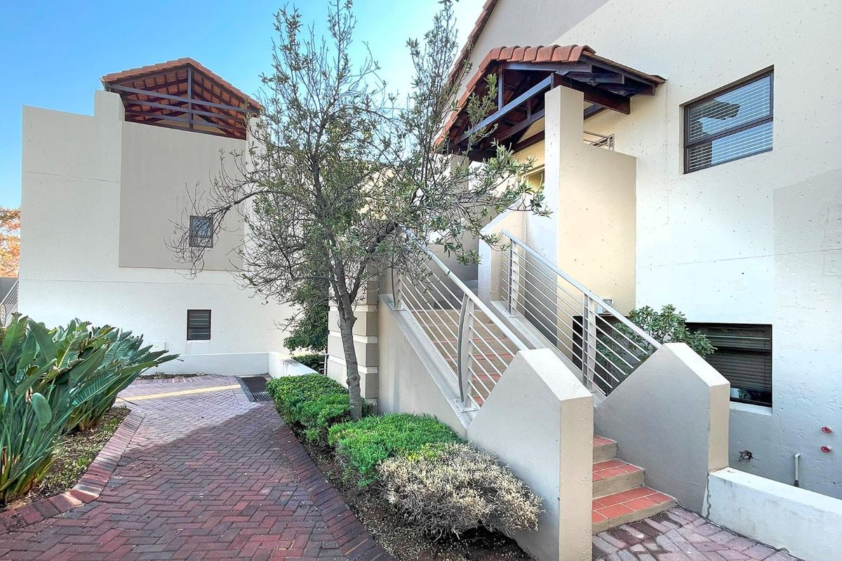 Charming 2 Bedroom Loft Apartment in Secure Complex - Photo 4