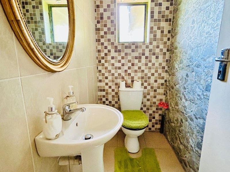 Beautiful up-market small holding for sale in Vryheid - Photo 9