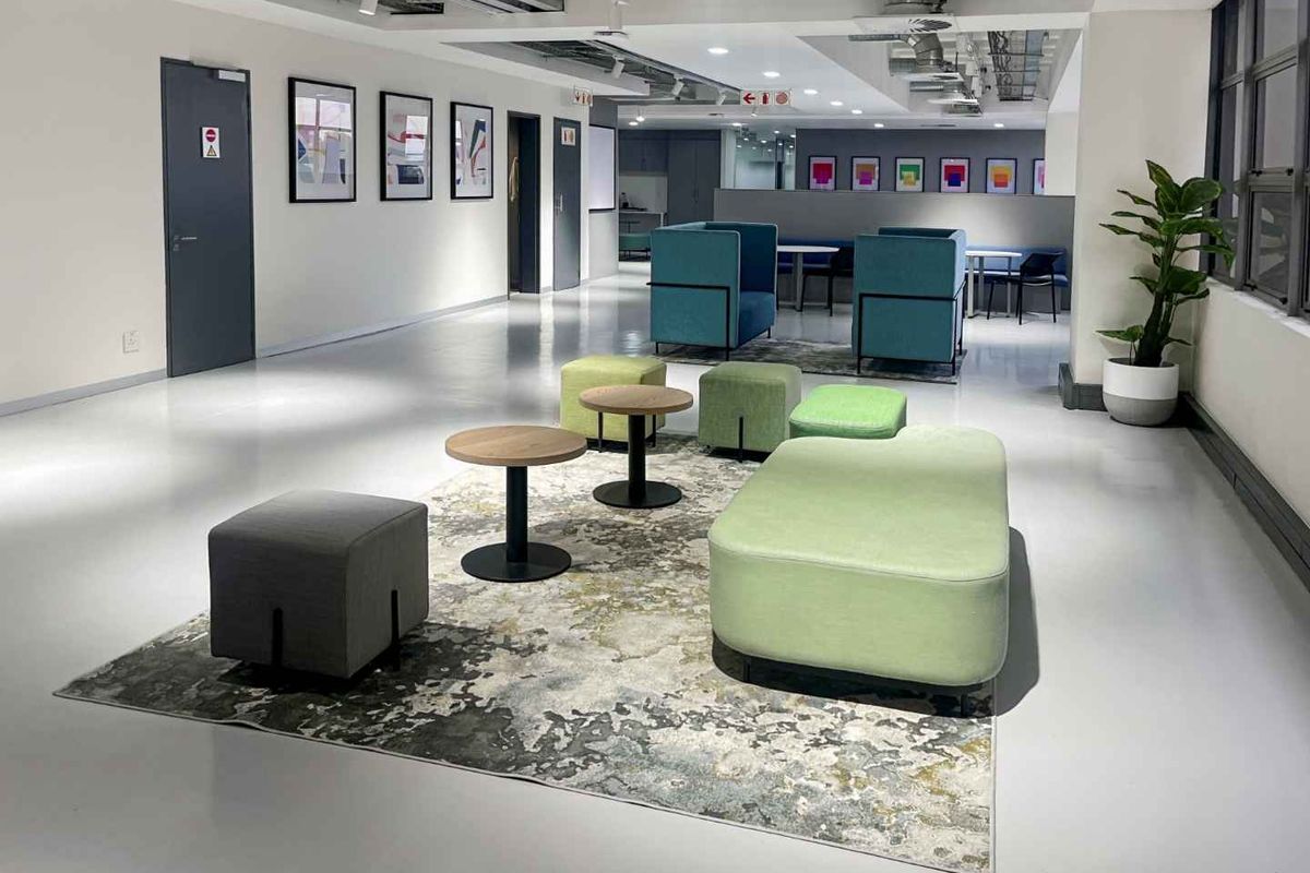 Find a dedicated desk in Regus Craddock Square Rosebank. - Photo 4