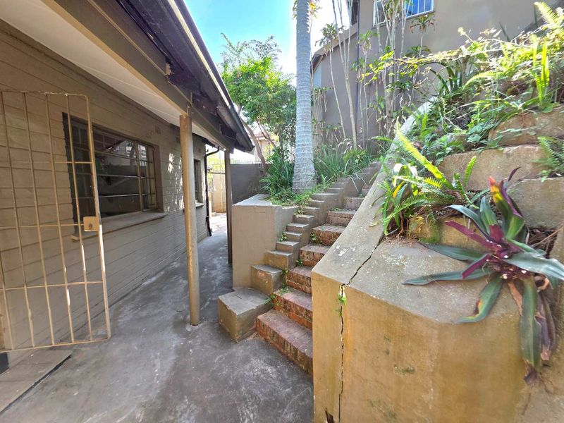 Prime Investment Opportunity – Family Home with Student Accommodation Potential in Manor Gardens - Photo 5