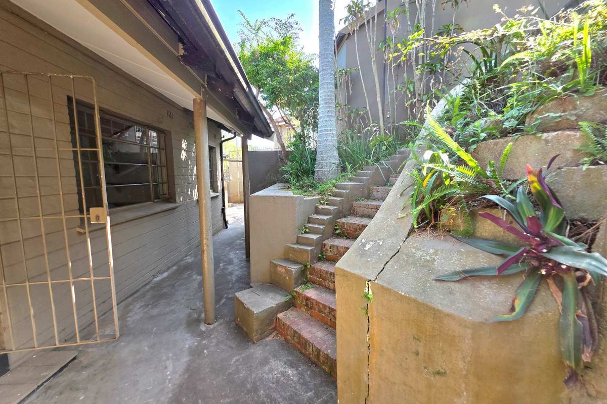 Prime Investment Opportunity – Family Home with Student Accommodation Potential in Manor Gardens - Photo 5