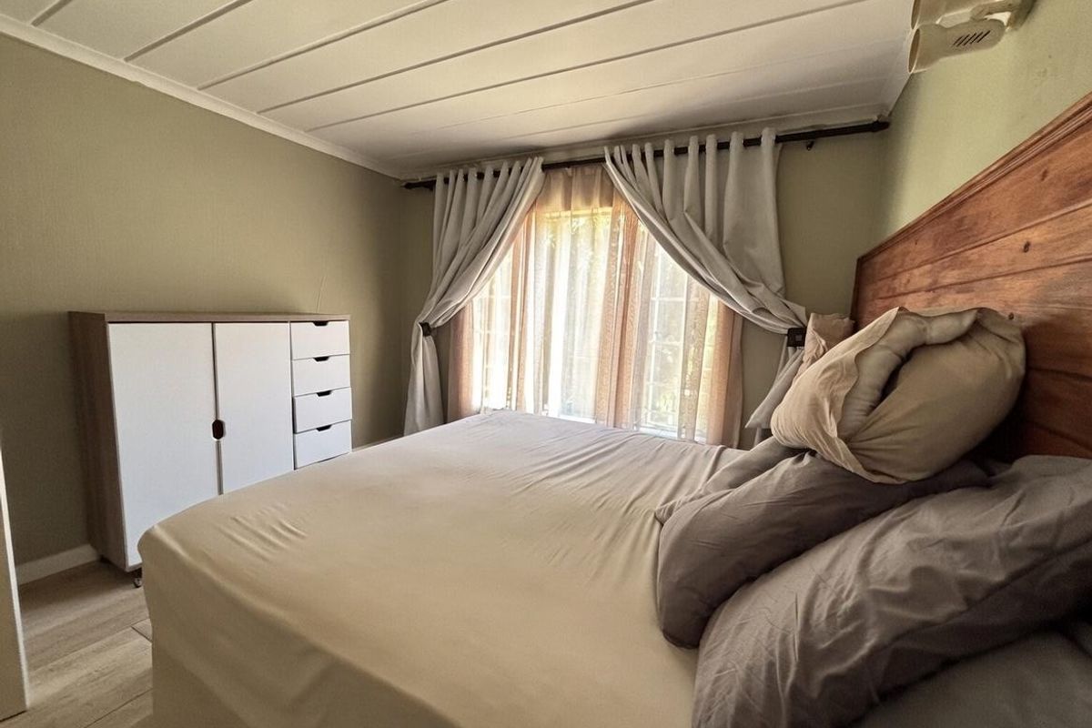 Three bedroom duplex in popular complex - Photo 4