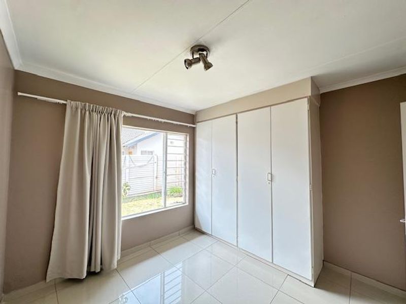 Charming 2-Bedroom Townhouse for Sale in Rooihuiskraal – Ideal for First-Time Buyers or Investors - Photo 8