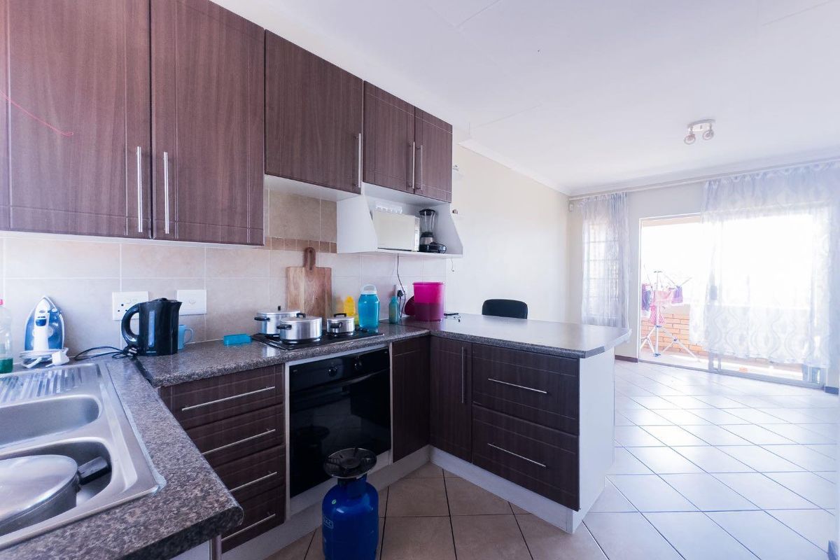 2 Bedroom Townhouse With A Balcony - Photo 2