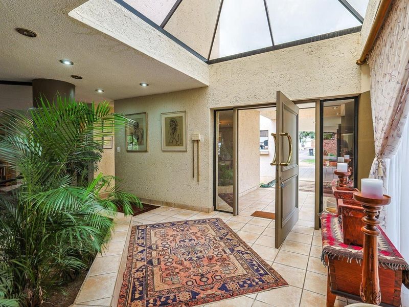 Old Classic | 3 Bed, 3.5 Bath | 1000sqm Estate - Photo 8