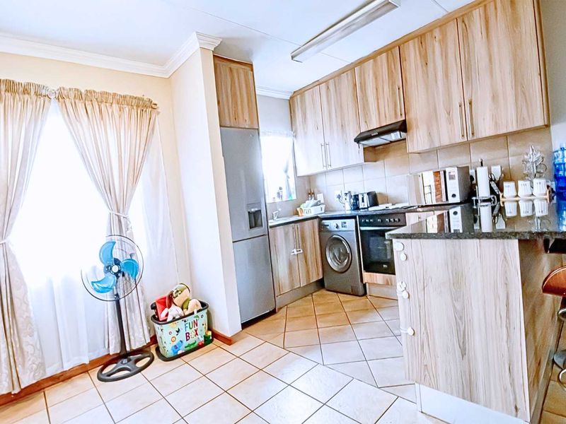 Charming Top-Floor Unit in Kingfisher: A Must-See! - Photo 4