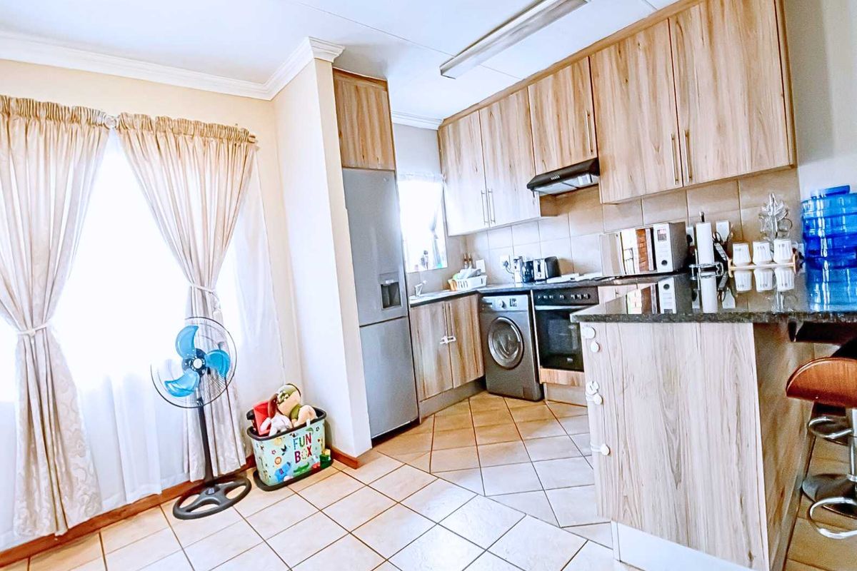 Charming Top-Floor Unit in Kingfisher: A Must-See! - Photo 4