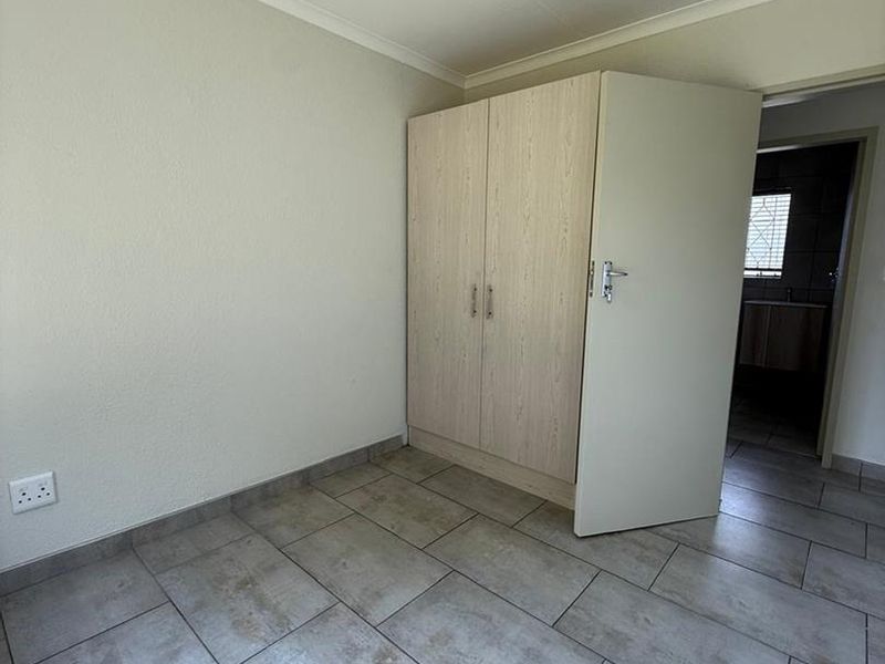 3-bedroom house in a well-established neighborhood - Photo 7