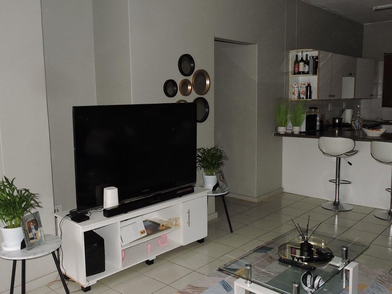 Charming Ground Floor Unit in Waterkloof Glen - Photo 4