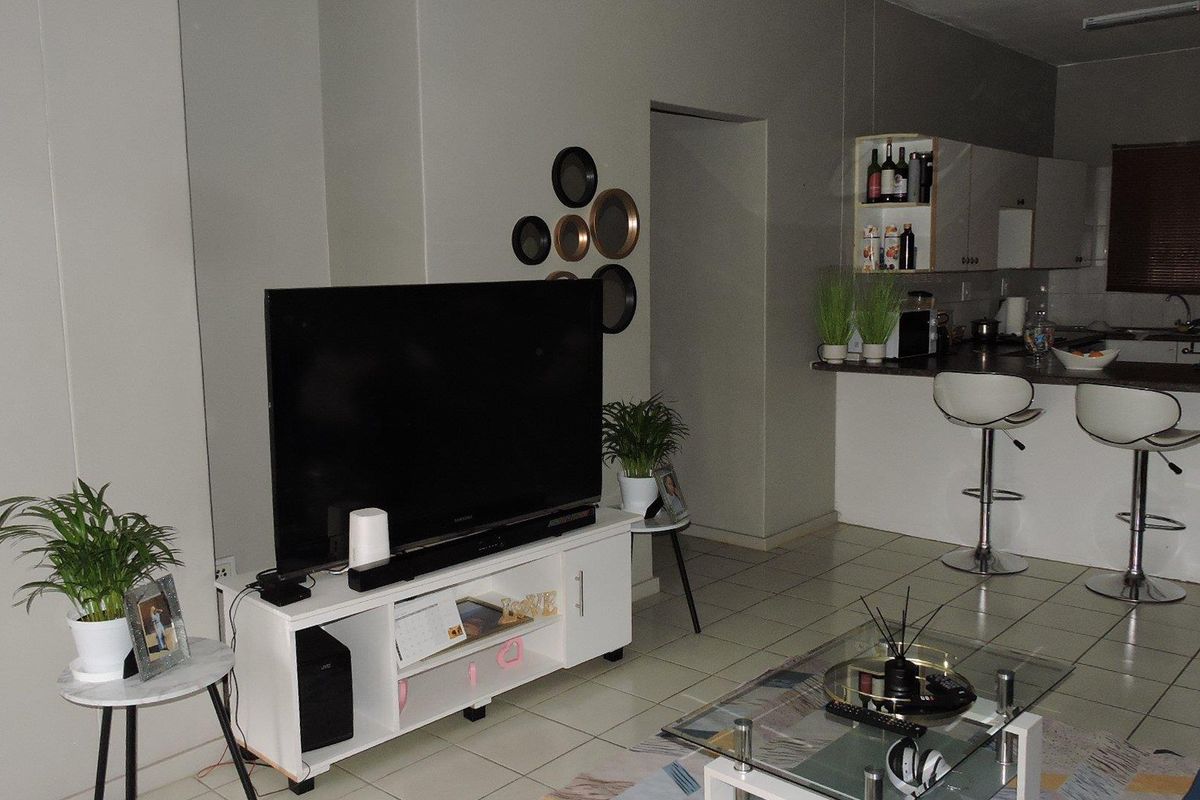 Charming Ground Floor Unit in Waterkloof Glen - Photo 4